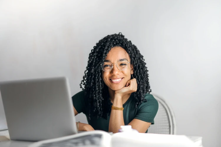 lady behind laptop